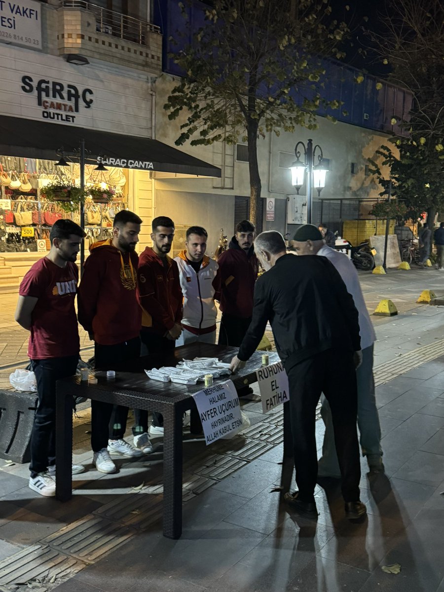 Tayfamızın sevilen isimlerinden Melih Uçurum’un kıymetli halası, halamız Ayfer Uçurum hayrına yatsı namazı çıkışı Yalova Merkez Camiinde ikramlarda bulunduk .
Halamıza Allah’tan rahmet, yakınlarına başsağlığı diliyoruz.

#ultrAslanUNI