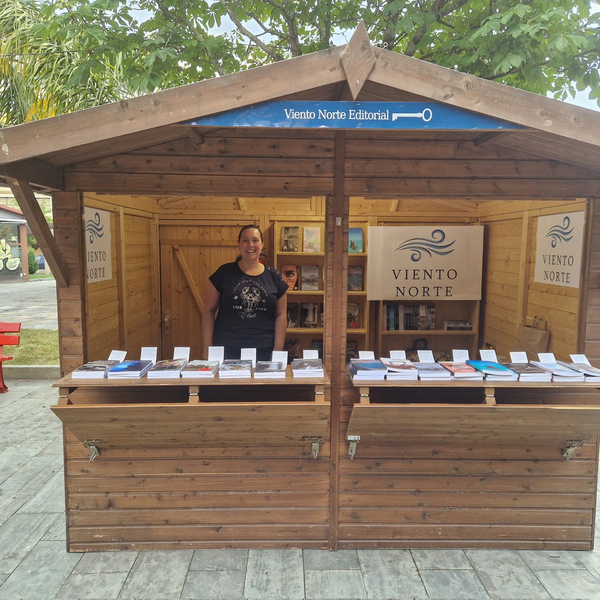 <a href="/notpennylane__/">Sof</a> <a href="/LidiHowland/">Lidi Howland</a> <a href="/MariaLeivag/">María Leiva (Escritora)</a> <a href="/_historiamorada/">Irene ✿</a> <a href="/Marisol_Artica/">Marisol Artica Zurano</a> <a href="/JonIgual/">Jon Igual Brun</a> <a href="/_PaquiBernal/">PaquiBernal</a> <a href="/David_P_Yuste/">David P. Yuste</a> Como decía al comienzo, podéis encontrar estos libros en nuestra web. Todos los envíos son gratis y siempre incluimos marcapáginas y una notita escrita a mano. Si has llegado hasta aquí, ojalá algún libro te haya llamado la atención y te animes a darnos una oportunidad. Gracias.