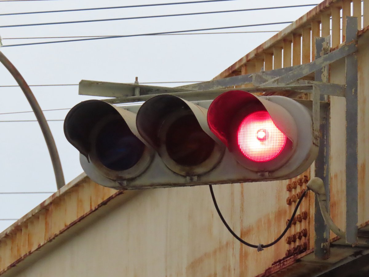 toukun_021009_j's tweet image. 斜め庇 復活😮

ほんと、何 言っているか分からないかもしれませんが、歩道橋の補修工事が終わった途端に、新しく設置されたフラットやLEDが撤去なり使用停止のうえ、斜め庇 含めて電球が復活していました（）