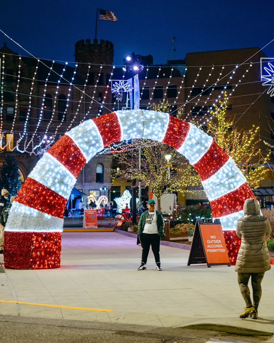 beaconparkdet's tweet image. Light Up #BeaconParkDetroit is Nov. 21, 5-9 p.m.! ✨🎄

Watch our tree lighting, listen to festive tunes and explore our Candyland light display. 🎶

🗓 Save a spot at #LumenDetroit and enjoy the night in a private chalet: bit.ly/4n08KEU

#DowntownDetroit @DowntownDet