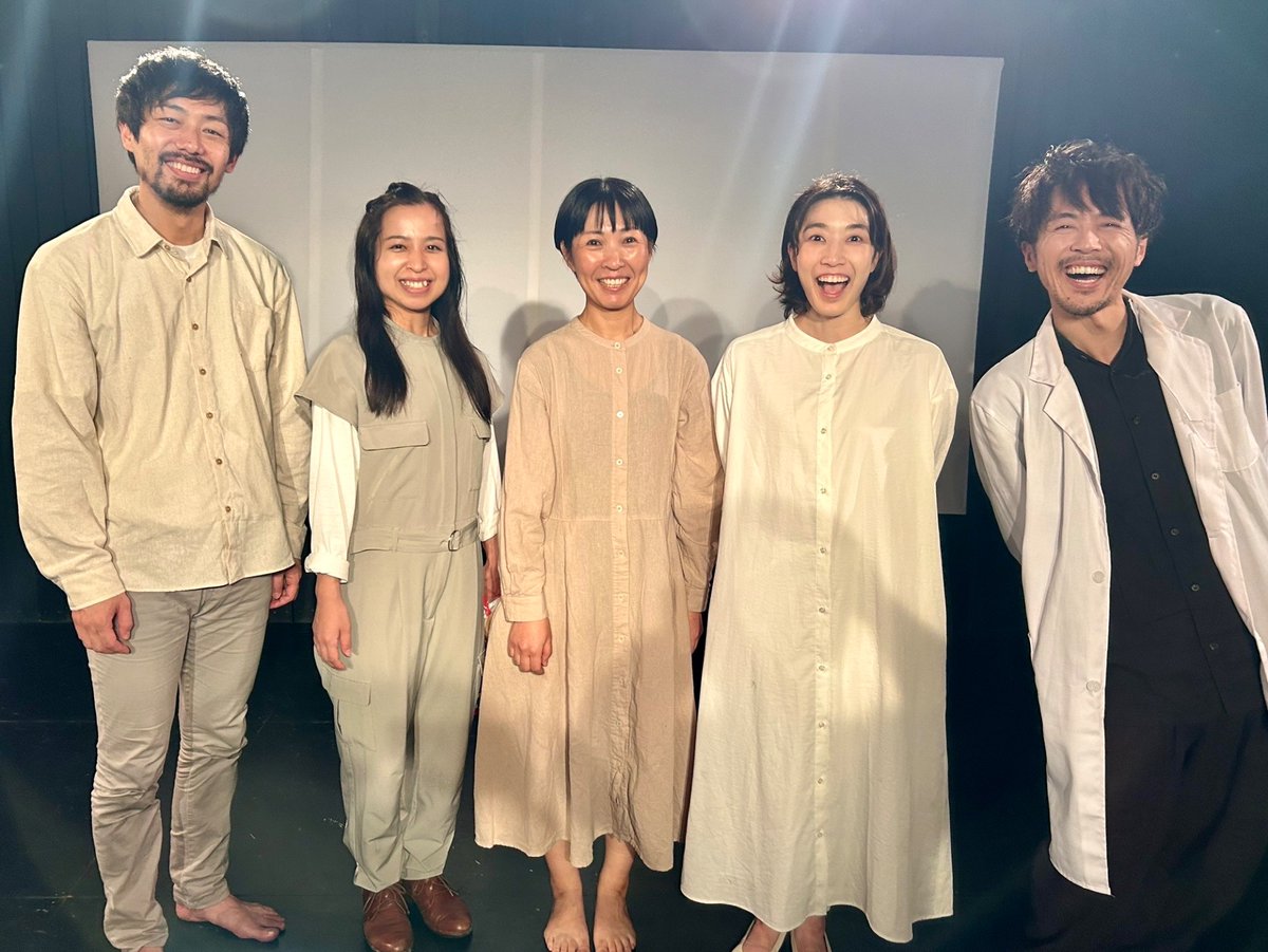 OTO52954853's tweet photo. 『一角獣の六感』東京公演、終演しました。ご来場いただきました皆さま、誠にありがとうございました！
岡山から始まった3部作。たつのや東京を経て、ついに蔭凉寺へ帰ります。科学技術の発展により人間の境界線が揺らぐ、現実と地続きの未来を描く静かなSF。
岡山公演もぜひご期待ください！ https://t.co/CcFTPRZuqt
