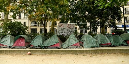 Le candidat PS la mairie de Paris veut permettre "aux parents de déposer leur enfant dans un square" ... il connaît l'état de certains squares, dans la capitale ❓