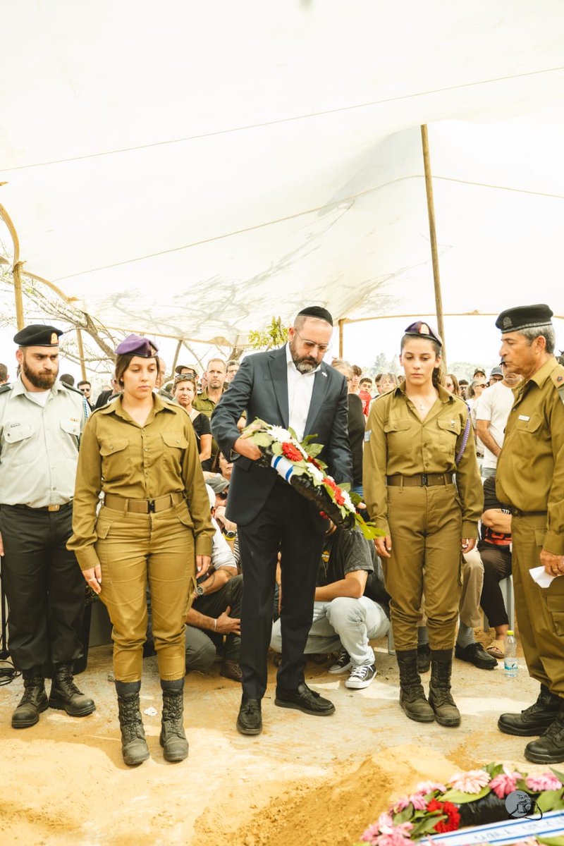 Dolor y alivio.

Dolor por las víctimas del terrorismo. Alivio por el regreso de Lior Rudaeff y su entierro digno, como todo ser humano merece.

Hoy acompañé a la familia Rudaeff en el entierro de nuestro compatriota Lior, asesinado por los terroristas de Hamas el 7 de octubre de