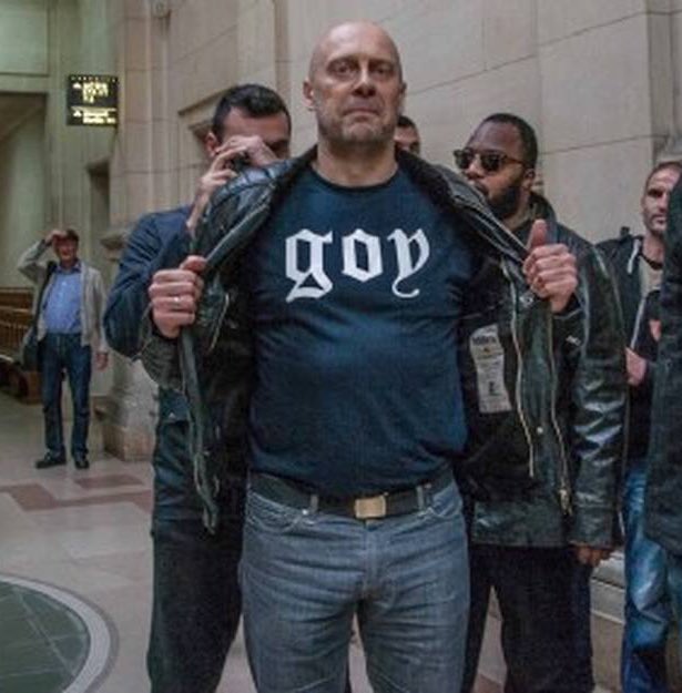 Jte propose ce t-shirt pour compléter la tenue