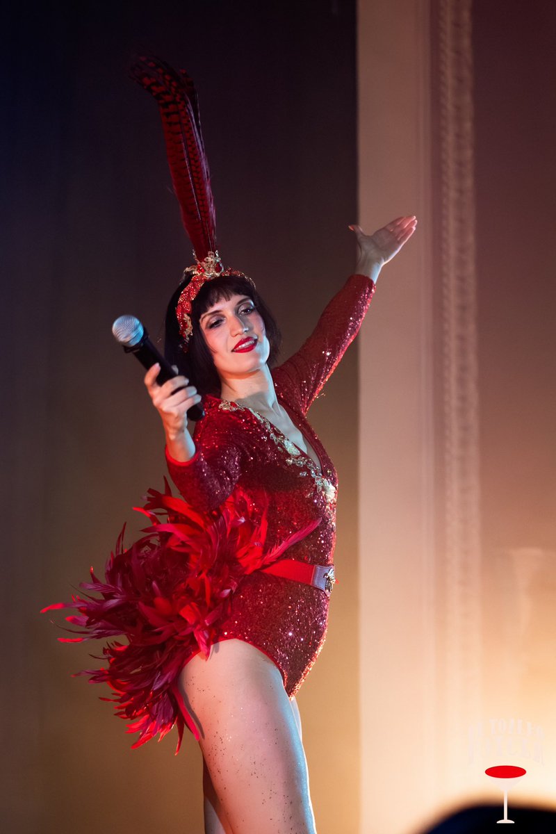 Потрясающая <a href="/sashkez/">Сашкез которая фотограф</a> прислала фотографии с нашей новой вечеринки «Не только Гэтсби» и это просто восторг!

На этих фото я веду мастер-класс по чарльстону для наших 500+ гостей и как же было здорово видеть радость на их лицах и танцевать всем вместе ✨