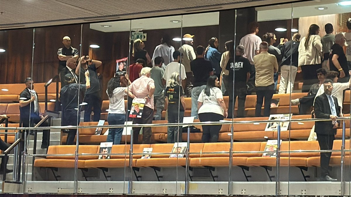 During Israeli PM Netanyahu’s speech in the Knesset, protesters stood and turned their backs on him.

Several Knesset members who voiced objections were expelled from the chamber.

Follow: T.me/presstv