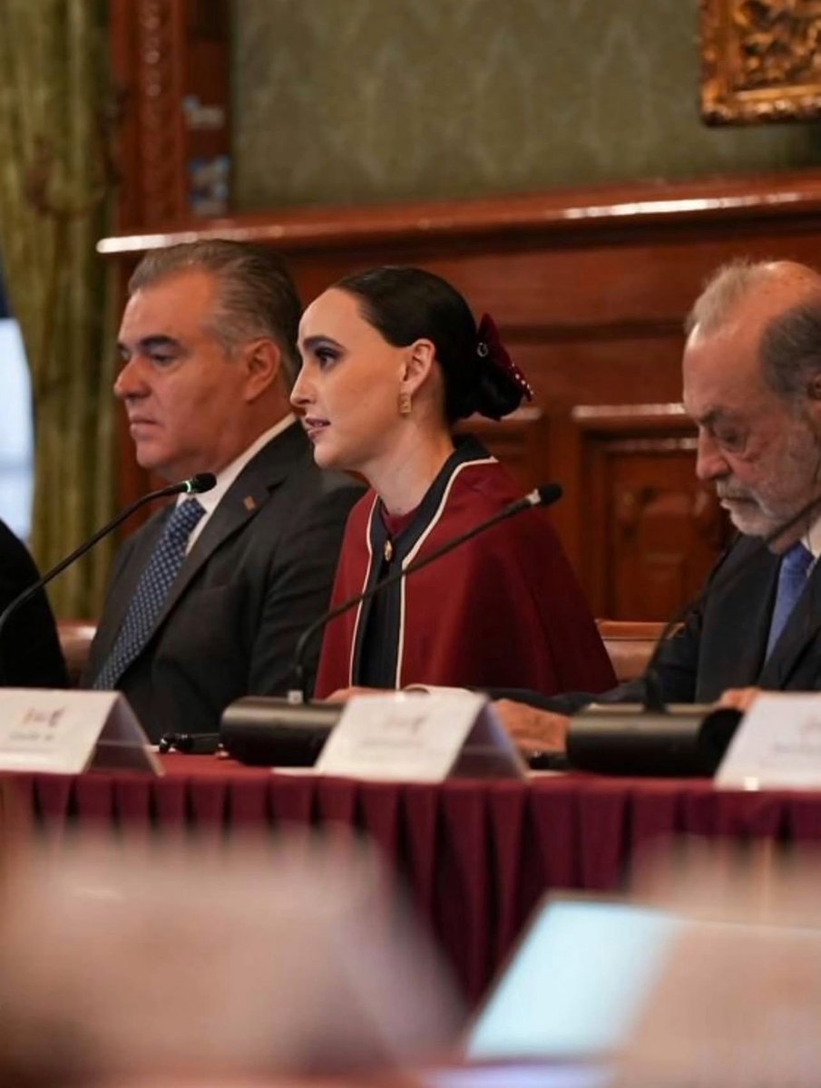 AltagraciaGome's tweet photo. Con la Presidenta @Claudiashein, el Presidente @EmmanuelMacron y líderes de la iniciativa privada mexicana en el encuentro empresarial México–Francia. México es socio estratégico y destino confiable para la inversión. Fortalecemos la relación económica y comercial. https://t.co/SUdOdFTPqm