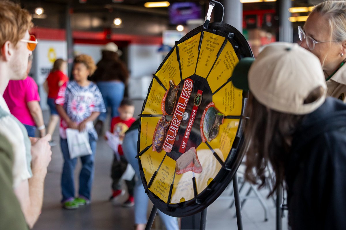 LansingLugnuts's tweet image. Every day is a good day to recycle, but especially today! ♻️ Happy #RecyclingDay!

We love celebrating sustainability, and Recycling Day is the perfect reminder that small changes make a big difference for our planet 🌎💚

#ReduceReuseRecycle #SustainableLiving #ZeroWaste