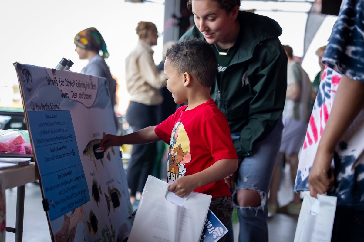 LansingLugnuts's tweet image. Every day is a good day to recycle, but especially today! ♻️ Happy #RecyclingDay!

We love celebrating sustainability, and Recycling Day is the perfect reminder that small changes make a big difference for our planet 🌎💚

#ReduceReuseRecycle #SustainableLiving #ZeroWaste