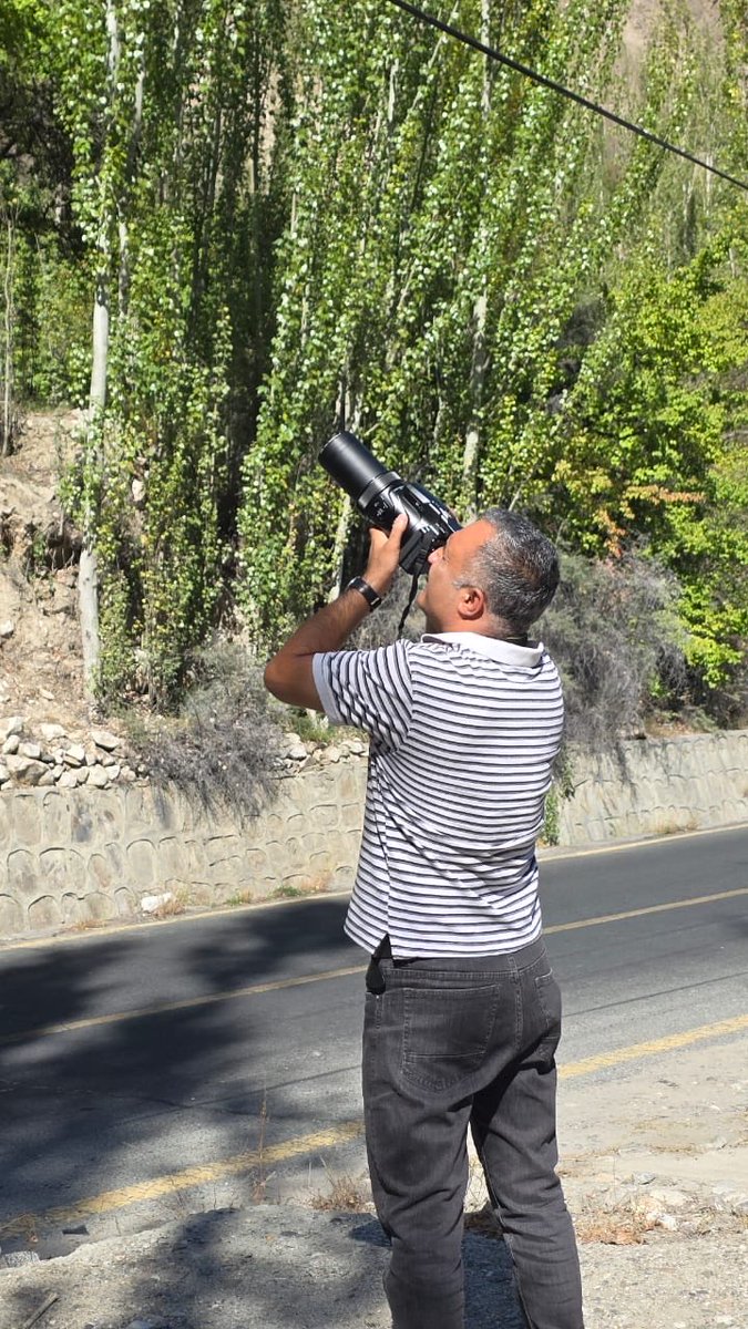 Zameer_abbas21's tweet image. Birder vs the Bird 
Himalayan  Bulbul picking at berries. 

The bird is a new entry in the avian population of #GilgitBaltistan. Initially limited to #Chilas, it has spread to #Gilgit and beyond in recent times. It’s non migratory eats all sorts of food. 
@OrnithoPakistan