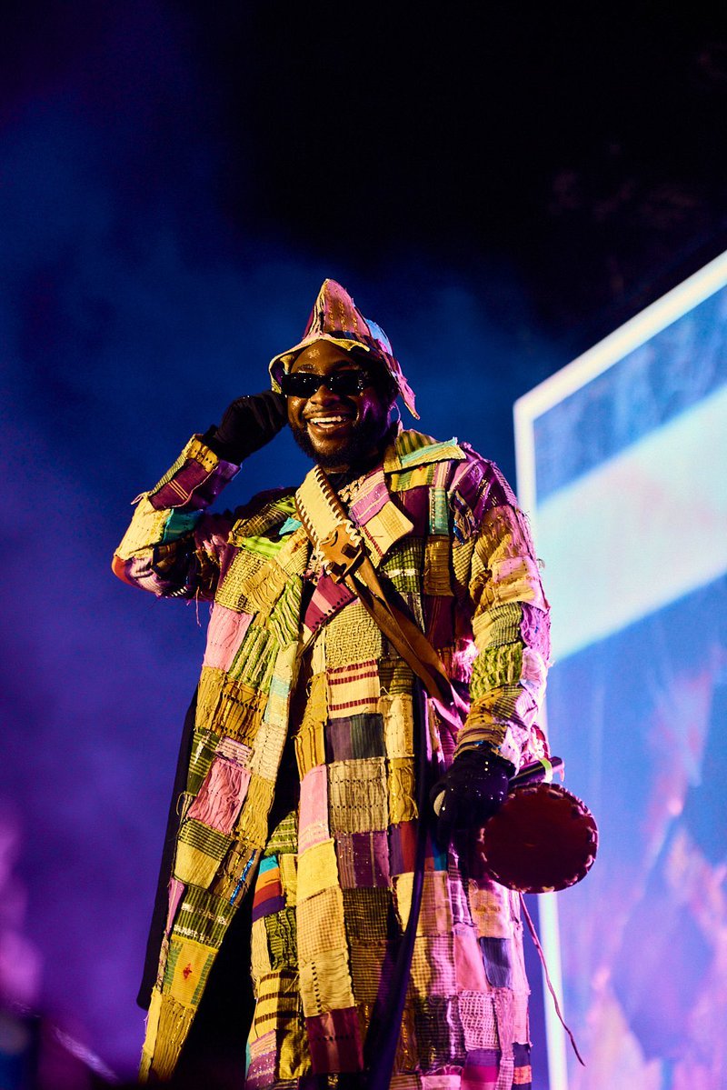 MissRozapepper's tweet image. I still can’t get over what Davido did in Ibadan last night! That wasn’t a regular concert, that was royalty on stage! OBO stepped out, dressed like a true Balogun of Ibadan, the attire flowing like a true warrior, and that ilu gangan on his back like he was born for this moment!…