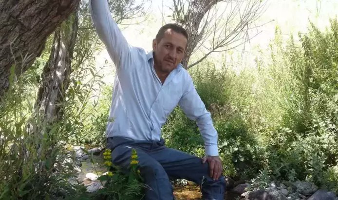 Ali Karadağ..
44 yaşında, alçı ustası..
Malatya Yeşilyurt'ta akşam sularında çalıştığı üç katlı villa inşaatında merdiven boşluğuna düşerek hayatını kaybetti..
İki çocuk babası..