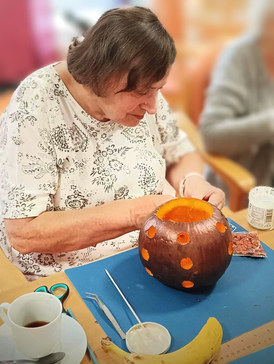 LachnitPetr's tweet photo. Vzpomínka na dušičky 🎃 👼 🎃
Seniorky v komunitních centrech vyrobily půvabné netradiční lampičky jako vzpomínku na Dušičky.
#dusicky #vira #zabava #seniorka #praha5 #lachnit https://t.co/x095iBPp8d