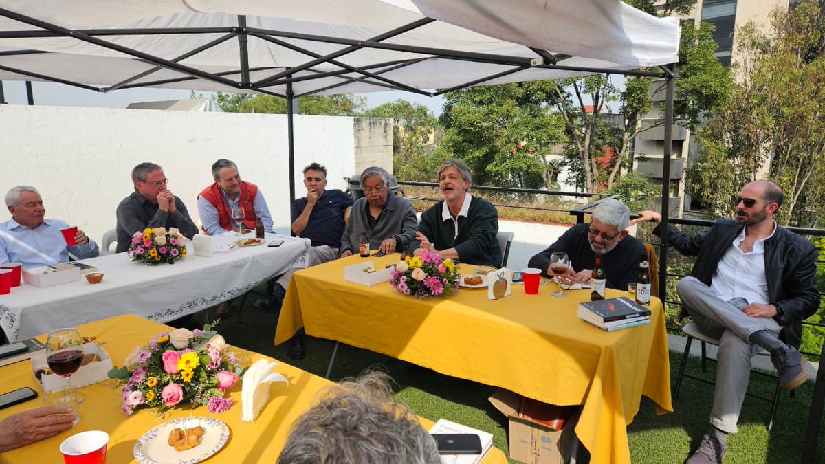 Ricardopompa's tweet photo. Con la agudeza que lo caracteriza, el Jefe @macariomx nos presentó su nuevo libro "Conspiraciones", lectura obligada para entender el México que somos, pero sobre todo, una reflexión para pensar qué México queremos. Gracias por acompañarnos #Uxmal.
@avila_raudel @pablo_majluf @ceciliasotog @lourdesaranda @1blacklab1 @Fernandogr @Alonsotamez @FranciscoJToca @Jesus_ZambranoG @AngelVerdugoB @nunezarturo @JosNewman1 @joselporras5 @crcc0206 @maurod1993 @gnajjjj @HeladioRamirez