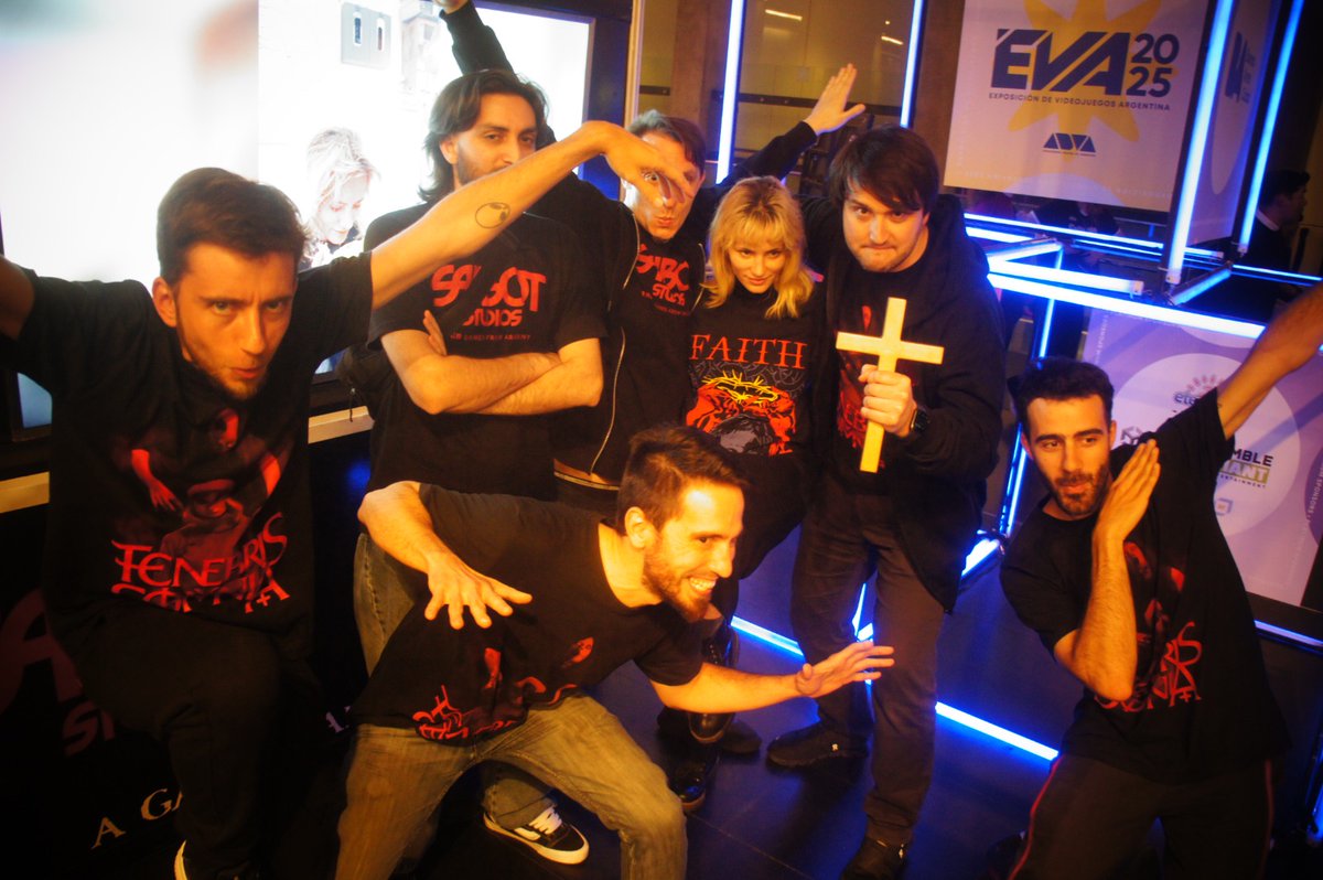 The SUPER SERIOUS dev team of Tenebris Somnia at EVA 2025, with the main actress Clara Kovacik and executive producer <a href="/Airdorf/">Airdorf 🔜 EVA 2025 🇦🇷</a> ✝️

Thank you so much to everyone who attended the event, we had an amazing time ❤️

Picture by our great friend Marcelo Carne:
instagram.com/carno_magno/