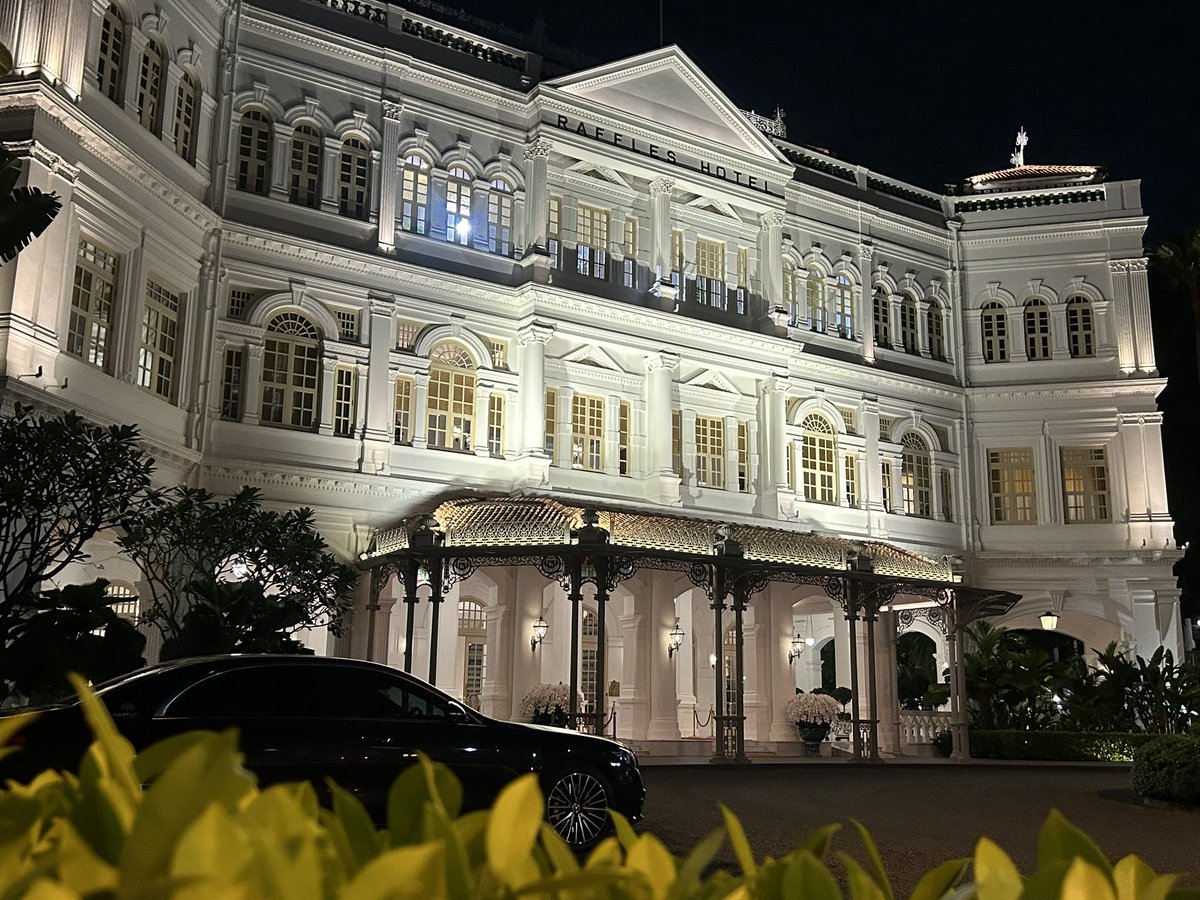 PeoplesAndy's tweet photo. Sat down all day so a late night walk around #Singapore with the City to yourself! @RafflesHotelSIN @marinabaysands #Raffles #Marinabay #LongBar 🇸🇬 https://t.co/YFs2c8nOTW