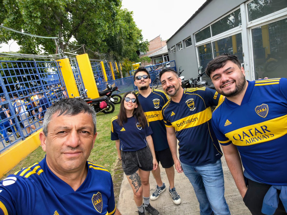 La Peña ayer  nuevamente dijo presente como cada partido en nuestro templo. En un domingo especial y pleno de alegría disfrutaron,  como nosotros a 2 mil kilómetros, una tarde inolvidable. Gracias por representarnos! <a href="/reyes_miltonD/">Milton Danielo Reyes</a> <a href="/JuaniFS/">Juani Fernandez Silva</a> Rolo Garay, Tomás Reyes y  Mica FS!