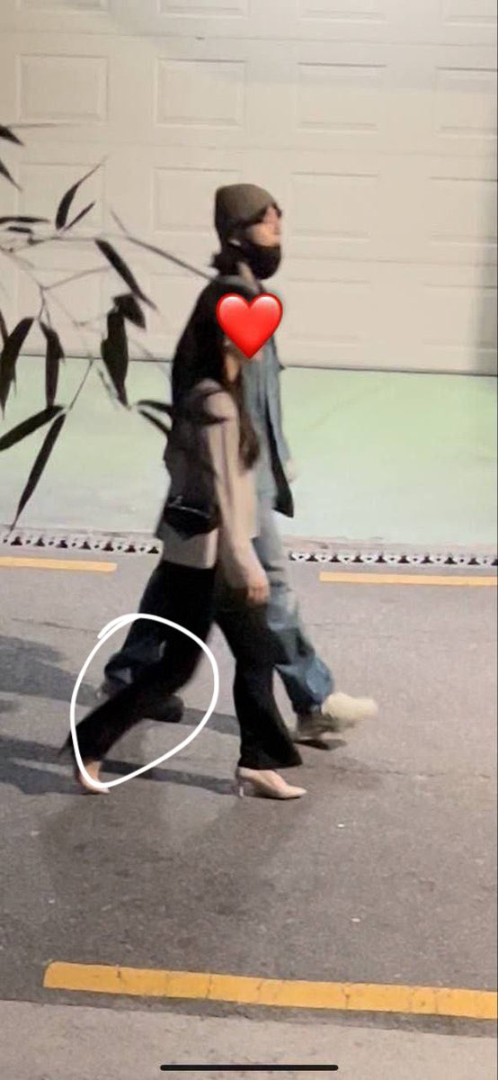 xazerma___'s tweet photo. First of all nothing wrong with dating but why are his shoes different here 😂 lmfaoo???? Is this another edit or AI? https://t.co/kQ2sndGS1g