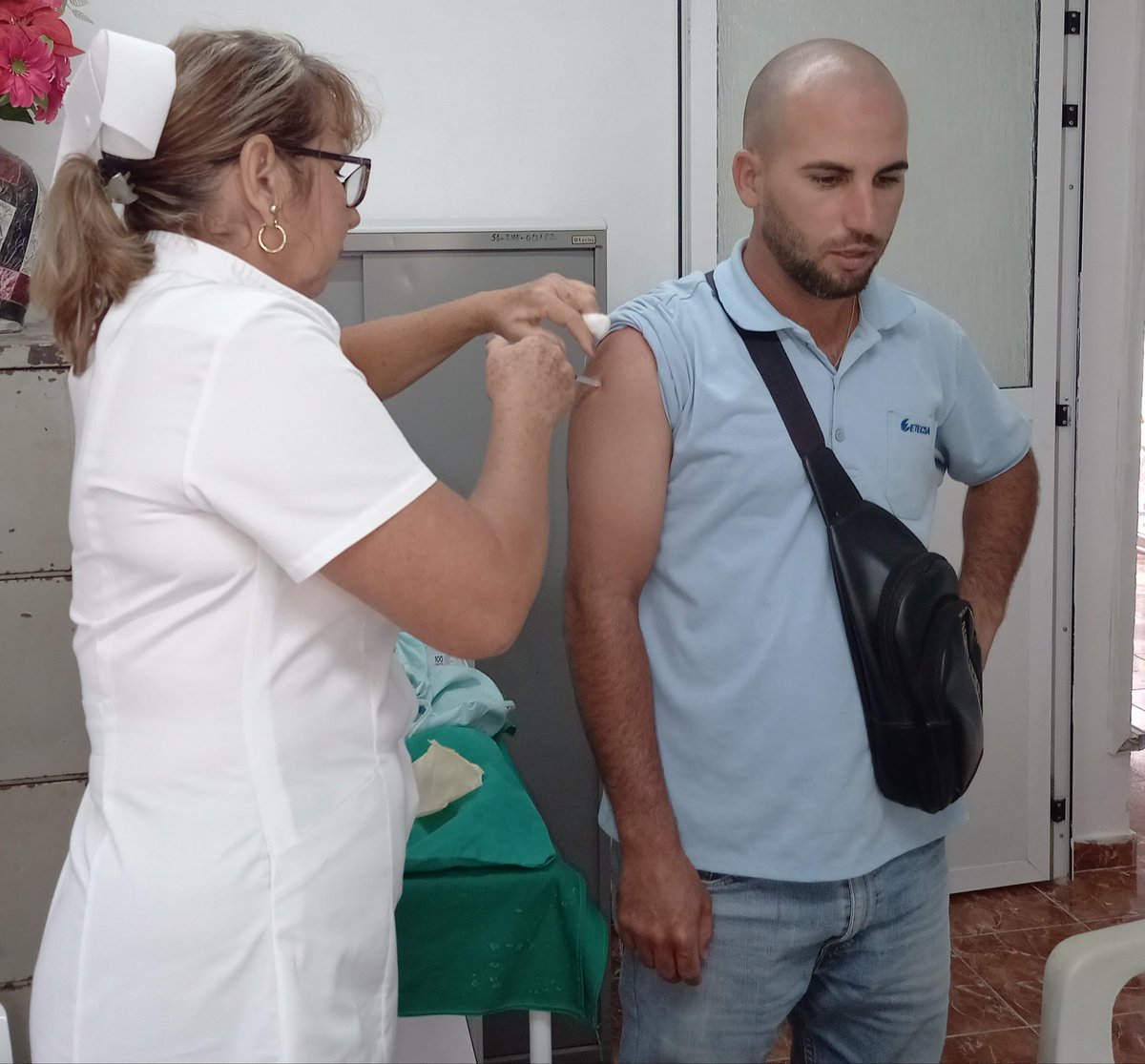 Como parte de las actividades por la Jornada Nacional de Seguridad y Salud en el Trabajo continúa la Campaña de vacunación en la División Territorial de ETECSA en Mayabeque. Los trabajadores se benefician con  Abdala, Soberana O2 y las vacunas antileptospirósica y antitifoídica.