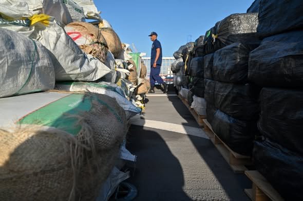 $2.2B Seized in Drug Busts ❄️❄️❄️❄️

   CAPE CANAVERAL, FL – USCG Cutter Alert (WMEC 630) returned home Fri after 58-day Windward Passage patrol. In Op Pacific Viper, crew conducted 10 transfers of contraband &amp; detainees in 2 weeks.
                        SEMPER PARATUS🫡🫡