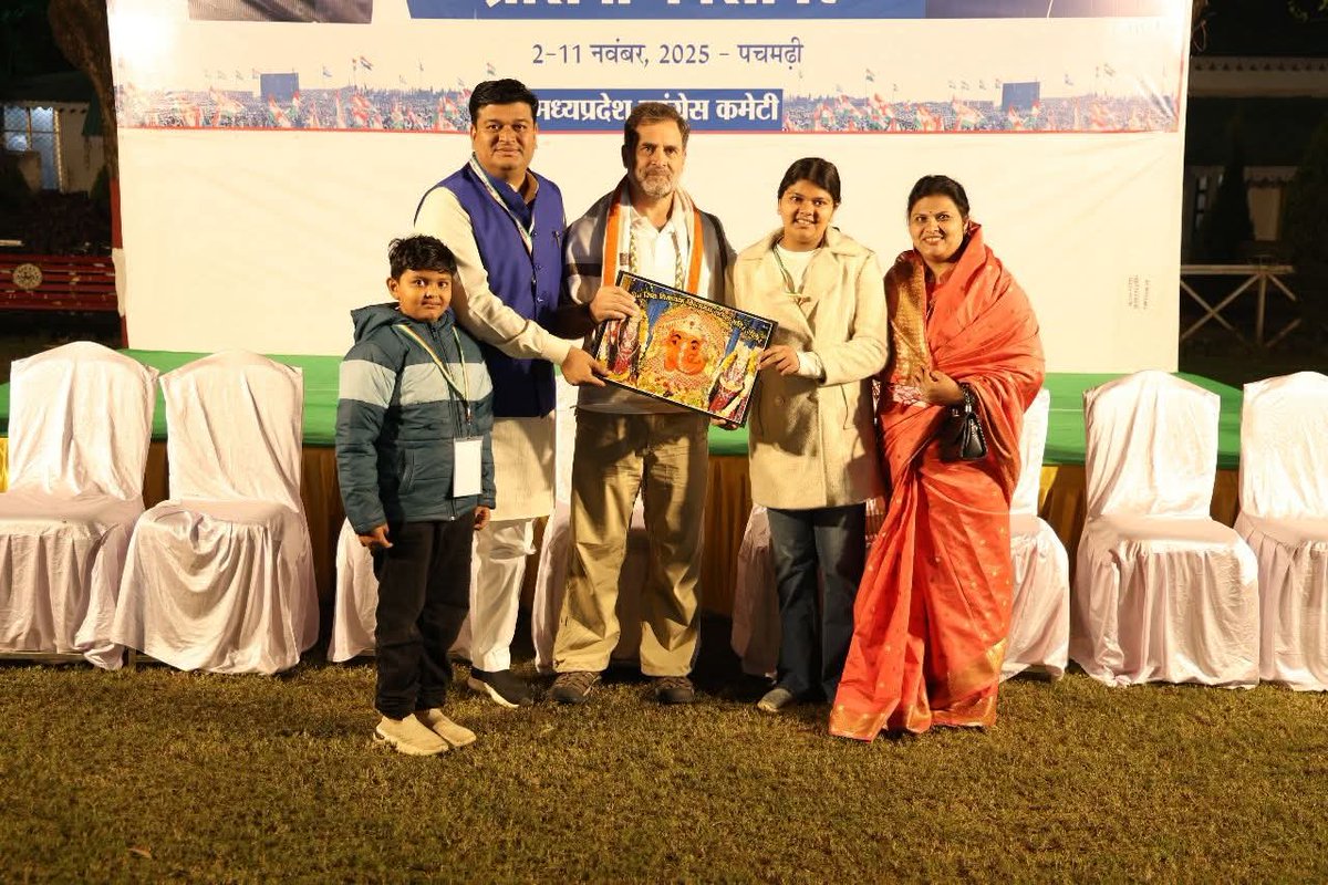 rajeev_gujrati's tweet image. पचमढ़ी में जननायक, हमारे नेता आदरणीय राहुल गांधी जी से मुलाकात का सौभाग्य प्राप्त हुआ। इस अवसर पर महत्वपूर्ण मुद्दों पर चर्चा की। मेरे आराध्य सीहोर में विराजमान भगवान चिंतामन  गणेश जी का छायाचित्र भेंट किया 
@RahulGandhi @INCMP