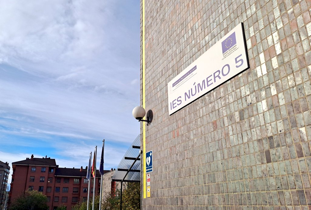 AlvFdezFdez_PhD's tweet photo. ⭕ Hoy, primer día, he estado en el IES Número 5 (de Avilés) y el IES Alfonso II (Oviedo) hablando de la autofagia, y desmintiendo sus mitos. 

¡Buena forma de comenzar! 

#SemanaDeLaCiencia https://t.co/IZUazAt2gY