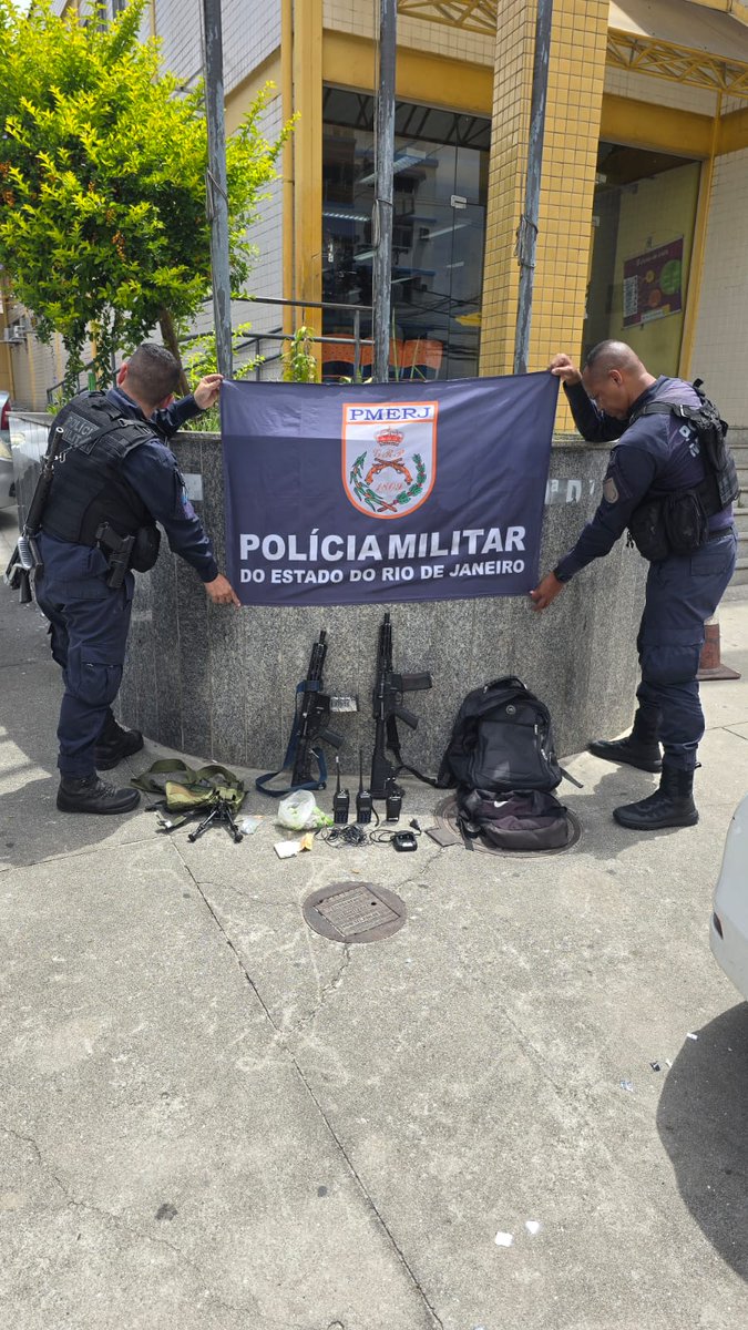 Materiais apreendidos por nossos policiais do #9BPM, há pouco, durante ação realizada na Comunidade do Fubá. Ocorrência em andamento.