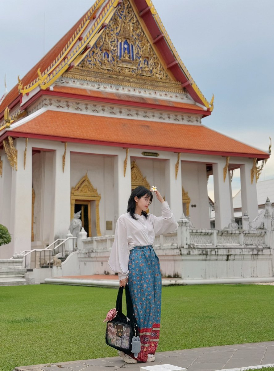 BBL_WEI's tweet image. #บันทึกไก่ชน 

ตั้งแต่วันที่เริ่มติ่งอโยธยาเอยาวดี ความชอบที่มีต่อศิลปะไทยของบบล.ก็เหมือนพรั่งพรูออกมาอีกครั้ง พยายามหาทุกอย่างที่เป็นผ้าลายอย่างมาใช้ ทั้งเสื้อผ้า กระเป๋า เลยอยากมาเล่าที่มากางเกงลายอย่างตัวโปรดคับ (1)