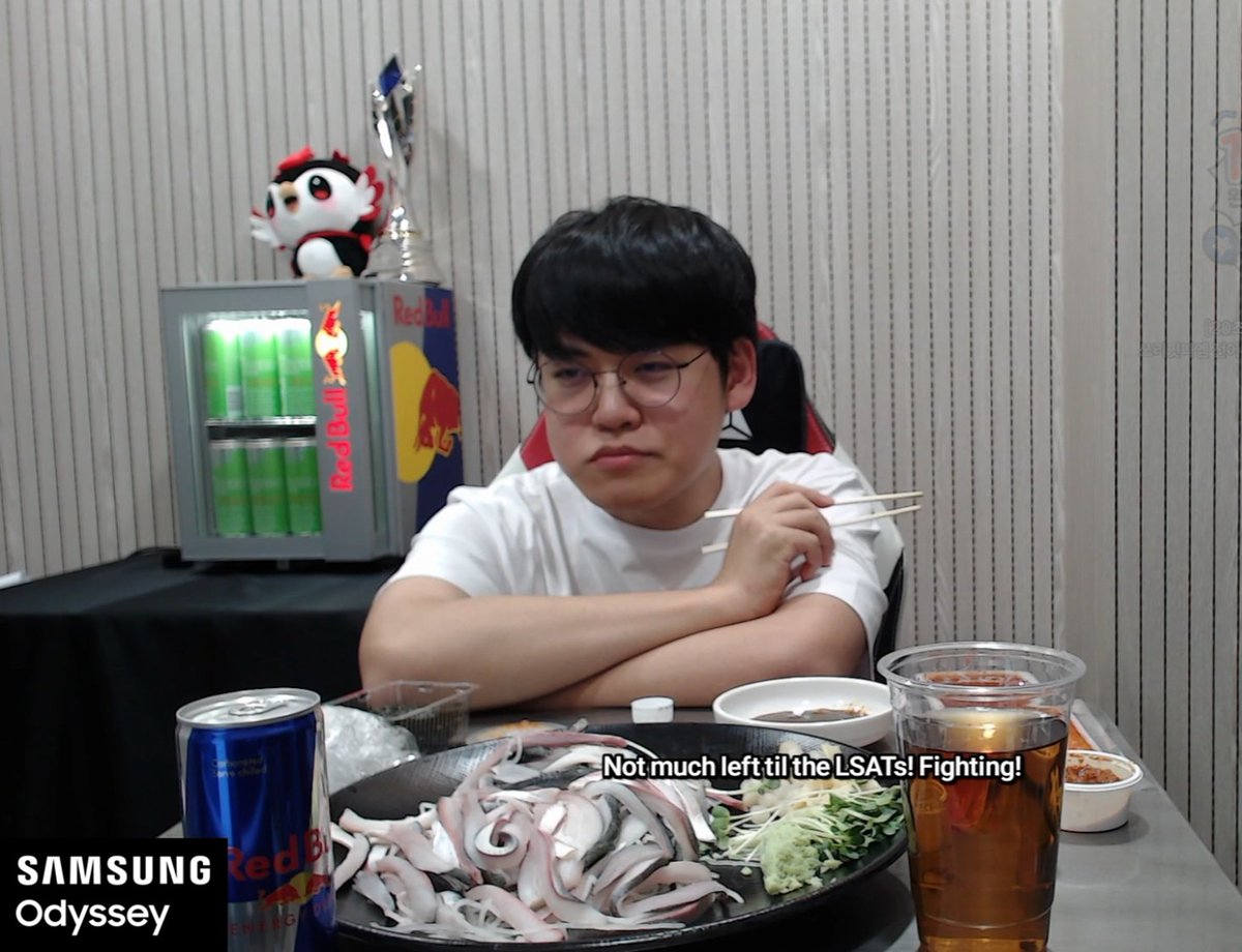 OfficialDEEPLOL's tweet image. 🐟 なぜGumayusi選手は優勝記念配信で「サンマ」を食べたのか？

実はサンマ（秋刀魚）は、韓国でも「秋に一番おいしい魚」として有名なんです。
そしてGumayusi選手は、毎年Worlds（世界大会）の時期＝秋になると特に強くなる選手🔥

そのため韓国では、…