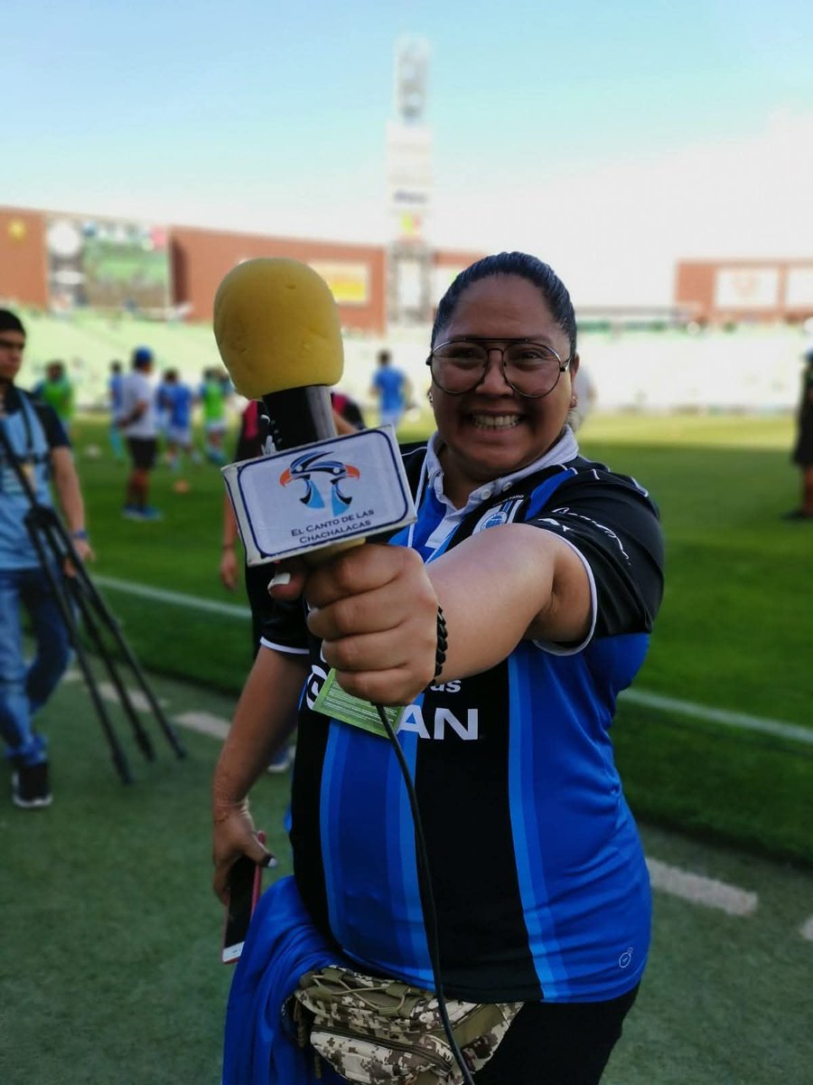 #TBT | Nuestra querida colega y amiga Nancy Bailón en una de nuestras coberturas de visitante. 🐔⚫🔵

LO GRANDE DE GALLOS ES TODA SU GENTE.