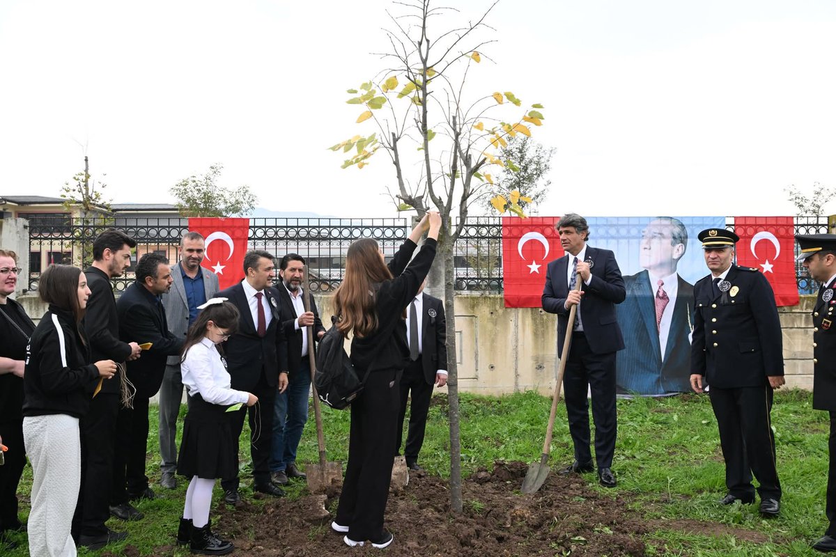 11 Kasım Milli Ağaçlandırma Günü kapsamında Kocaeli Güzel Sanatlar Anadolu Lisesi bahçesinde fidan dikimi etkinliği yapıldı
#sevdamızyeşilvatan
#geleceğenefes
#11kasım