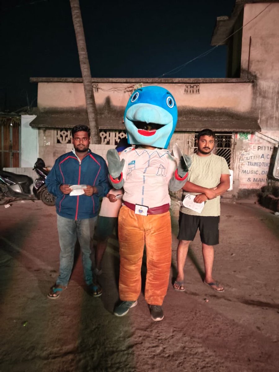 spcuttack's tweet image. Evening cyber awareness drive by Cuttack Rural Police at the bustling Market area of Dhabaleswar, reaching out to citizens on safe online behaviour, digital alertness &amp;amp; practices.
#CyberAwareness
#StayCyberSafe
#CyberSafety
#OnlineFraudPrevention
#DigitalSafety