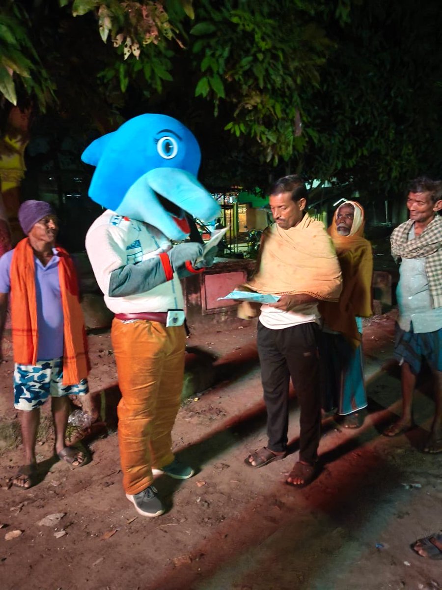 spcuttack's tweet image. Evening cyber awareness drive by Cuttack Rural Police at the bustling Market area of Dhabaleswar, reaching out to citizens on safe online behaviour, digital alertness &amp;amp; practices.
#CyberAwareness
#StayCyberSafe
#CyberSafety
#OnlineFraudPrevention
#DigitalSafety