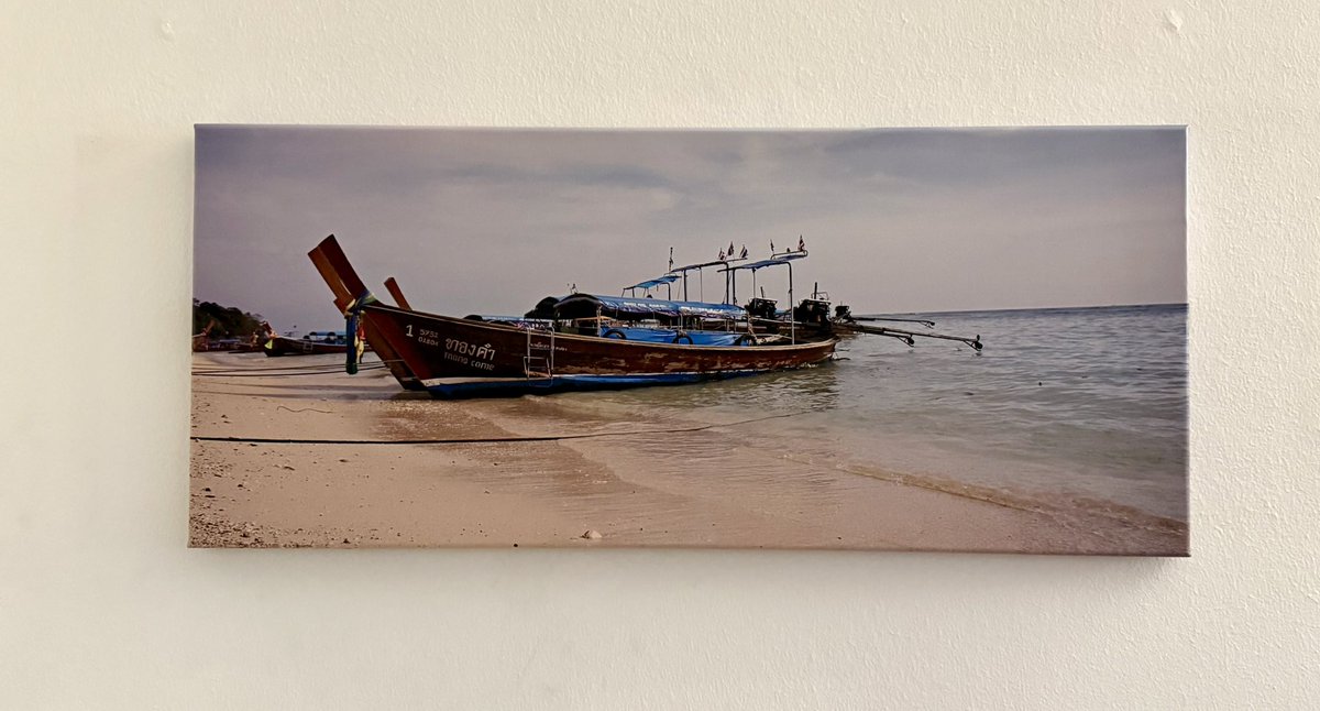 Iac801's tweet photo. Oggi ho appeso questa stampa su tela a casa.
La foto è mia: la barca Nana Come, scattata sulla spiaggia di Phi Phi Island, in Thailandia.
Strano rivederla così… un ricordo che diventa parte delle pareti. 😎📸 https://t.co/s16q0raGGa