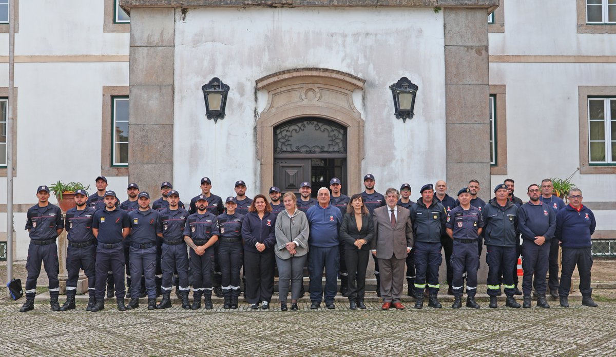 RECRUTA || A parada em frente ao edifício sede da #ENBombeiros, em Sintra, recebeu no dia 7 de novembro o momento em que a recruta conjunta dos Corpos de Bombeiros Municipais da Lousã e Sapadores de Loulé concluiu o seu período interno na ENB: 
enb.pt/noticias/236-e…
