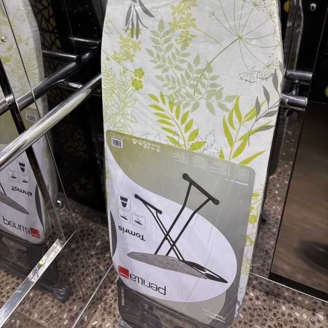 Biri asansörde ütüsünü unutmuş