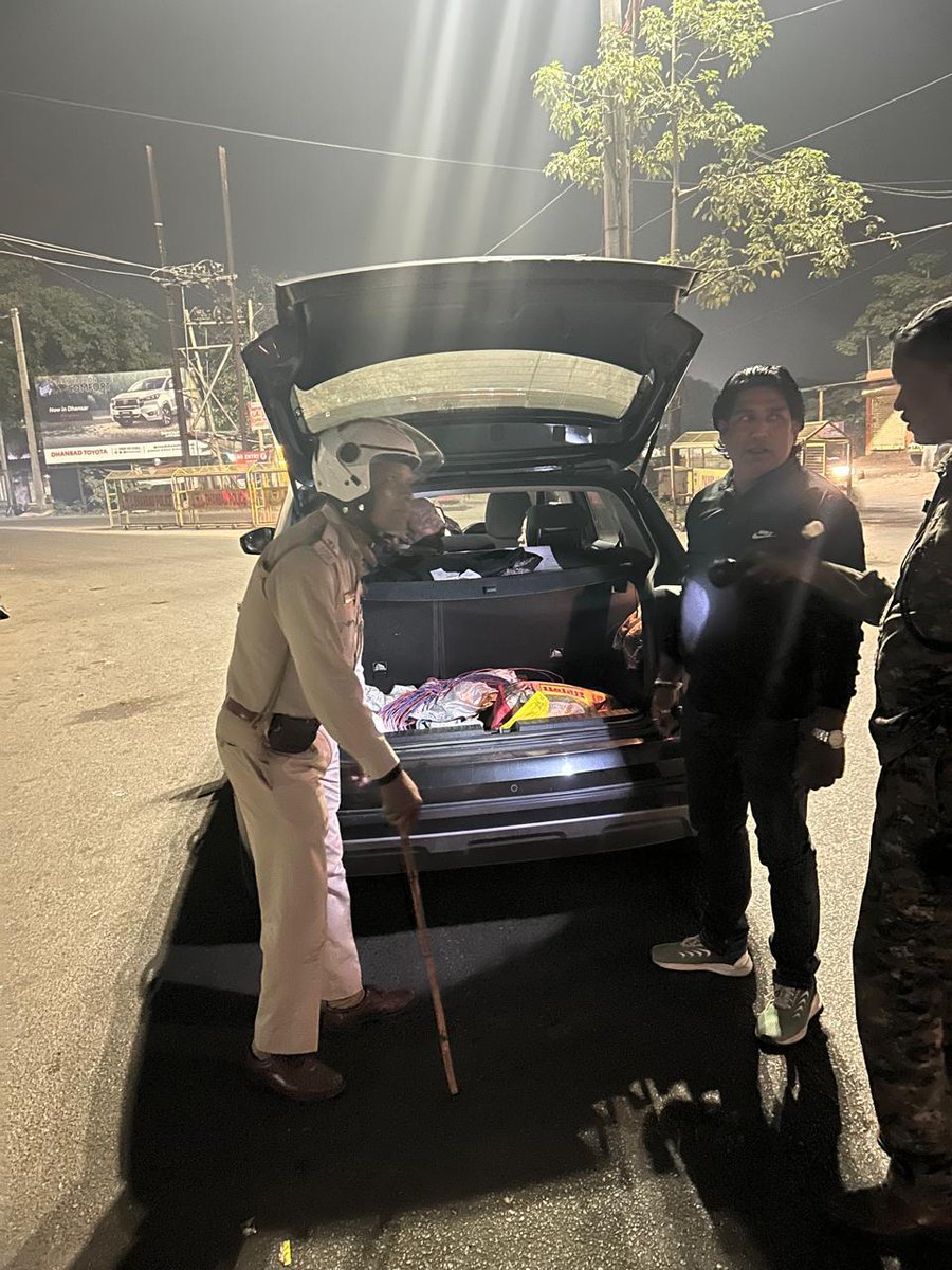 दिल्ली धमाके के बाद धनबाद में हाई अलर्ट!
पुलिस मुख्यालय के निर्देश पर जिलेभर में सघन वाहन जांच अभियान। रेलवे स्टेशन, बस स्टैंड व सीमावर्ती इलाकों में बढ़ाई गई चौकसी।
संदिग्धों की जांच, होटल-लॉज में तलाशी, सुरक्षा व्यवस्था कड़ी।
#DhanbadPolice #HighAlert #Security  #DelhiBlast