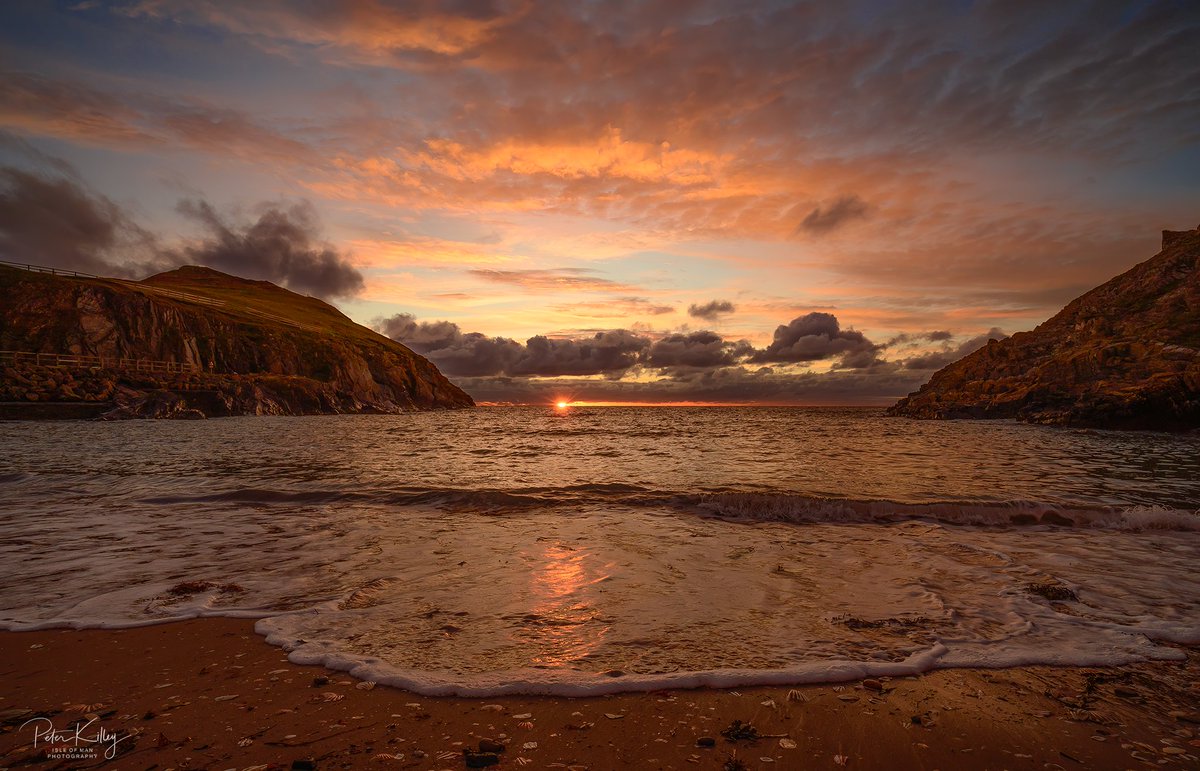 A stormy looking sunset at Fenella Beach in Peel tonight 🇮🇲 #isleofman #peel #sunset #fenellabeach #manxscenes