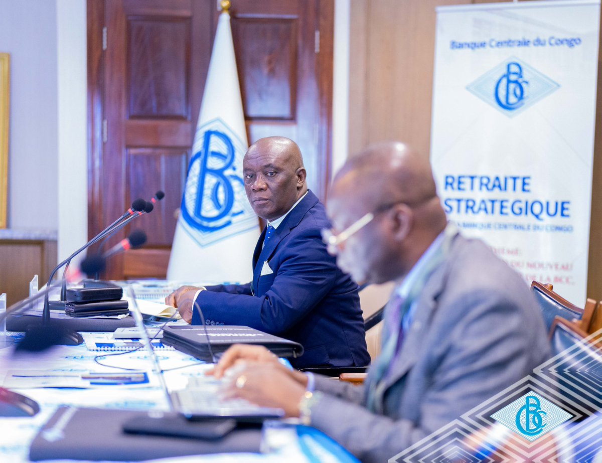 BCC_RDC's tweet photo. Après une évaluation globale de la Banque Centrale du Congo réalisée à travers des sondages internes et externes ainsi qu’un audit organisationnel de l’institution, le Gouverneur André WAMESO, en sa qualité de Président du Conseil d’Administration de l’Institut d’Émission, a organisé une retraite de réflexion de cet organe afin d’élaborer le prochain Plan Stratégique de la BCC.

Cette retraite vise à :
(i) formuler une vision cohérente avec le diagnostic posé ;
(ii) définir les stratégies et axes d’action prioritaires pour la période retenue ;
(iii) établir les mécanismes de mise en œuvre ainsi que le modèle de gouvernance le plus approprié.

L’organisation de ces assises, qui a bénéficié de la riche contribution d’éminents professeurs d’universités et de consultants de renommée internationale, permettra de projeter la Banque sur un horizon de moyen et long terme, fondé sur une ambition légitime et alignée sur les missions reconnues par le Législateur. L’activité se déroule à Kisangani, chef-lieu de la province de la Tshopo, où séjournent plusieurs membres du Conseil, de la Haute Direction et des entités organisationnelles de la BCC, dans une dynamique participative et contributive.

Le choix de la ville de Kisangani pour abriter la retraite de réflexion stratégique de la Banque Centrale du Congo revêt une signification particulière. En tant que ville historique, berceau du savoir et symbole de la résilience nationale, Kisangani incarne à la fois la mémoire collective, la stabilité et la vitalité du Congo profond.

#BCC #PlanStrategique #DPRO #Kisangani