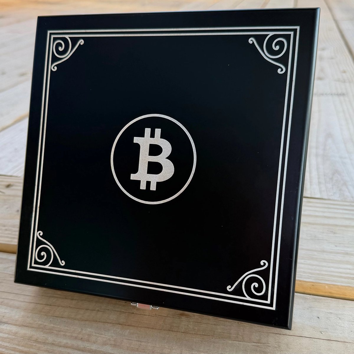 Awakening in Oz” — a 1/1 dual-sided 3D-engraved stainless-steel artwork blending Wizard of Oz symbolism with Bitcoin’s path to truth + self-sovereignty. Hand-engraved for 48+ hours, featuring rich detail, a sealed private key, and a permanent public address — a functional cold