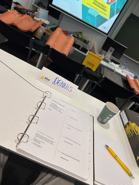 𝗔𝗹𝘄𝗲𝗲𝗿 𝟰 𝗴𝗲𝘀𝗹𝗮𝗮𝗴𝗱𝗲𝗻 🥳🤩 | #TROTS, Onze collega's Dennis, Stefan, Gerard en Lars hebben onlangs met succes de #BDA #Dakcursus #Hellende #Daken behaald. Gefeliciteerd! 👏
Lees meer, ook over #pannendaken: vanvenrooy.nl/alweer-4-gesla…