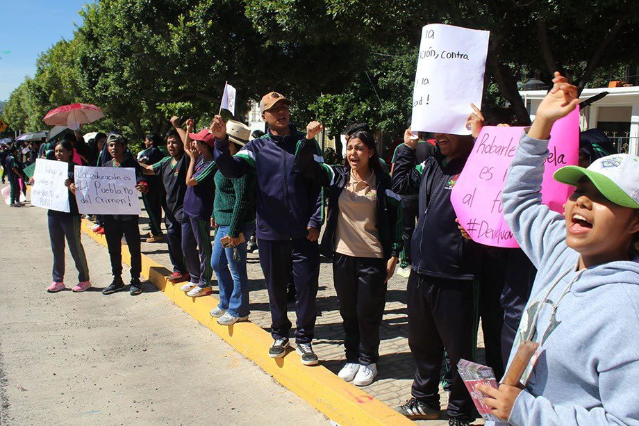 Los #jóvenes poblanos siempre han sido rebeldes con causa. 📚🔥

Hoy, como ayer, salen a las calles a exigir #seguridad, #educación y un futuro digno frente a gobiernos que no escuchan.

No te pierdas mi artículo semanal ✍🏼

facebook.com/share/p/17CRmj…