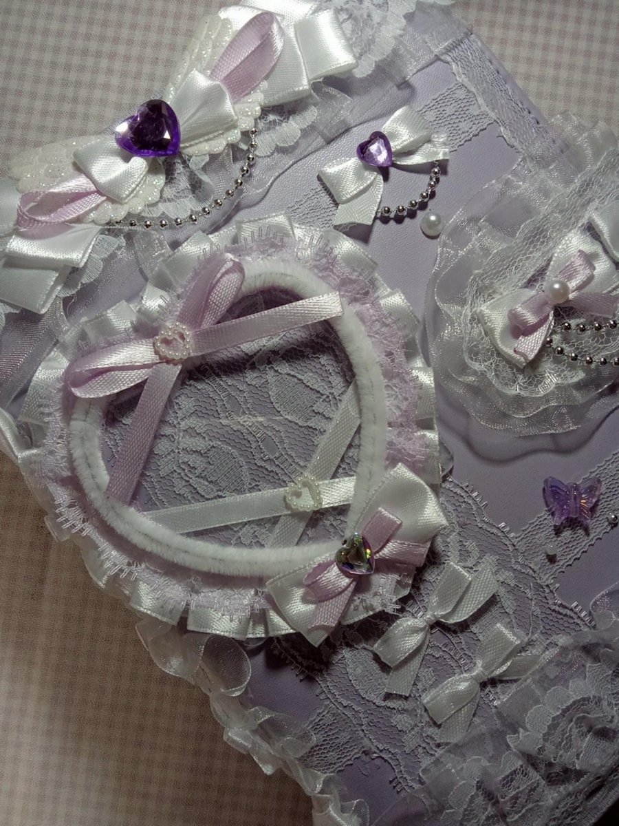 mijijiee's tweet image. LACE DECO BINDER
• 500 | 550 (light-up) | 350 | 400

no cancellation 
mod: flash or J&amp;amp;T 
mop: gcash
NO RUSH DELIVERY 

📍rizal