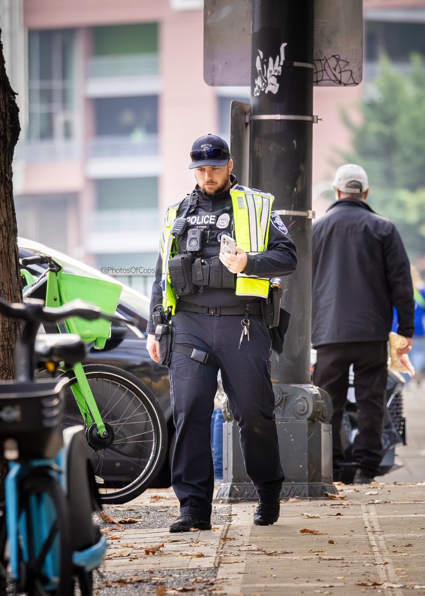 Seattle Police Officer Brady O'Keefe  

📷📸 taken: Sept 2025 (left) / Nov 2025 (right)

#Seattle #police #copwatch