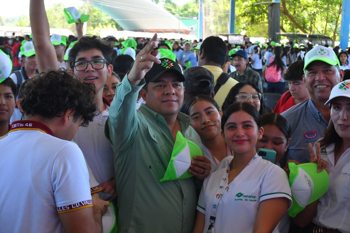 El gobernador Ricardo Gallardo Cardona encabezó en Ciudad Valles la entrega de tarjetas Mi Pase.
Acompañado del titular de SEGE, Juan Carlos Torres Cedillo, destacó que este apoyo impulsa sin límites un transporte gratuito y eficaz para las y los estudiantes potosinos.