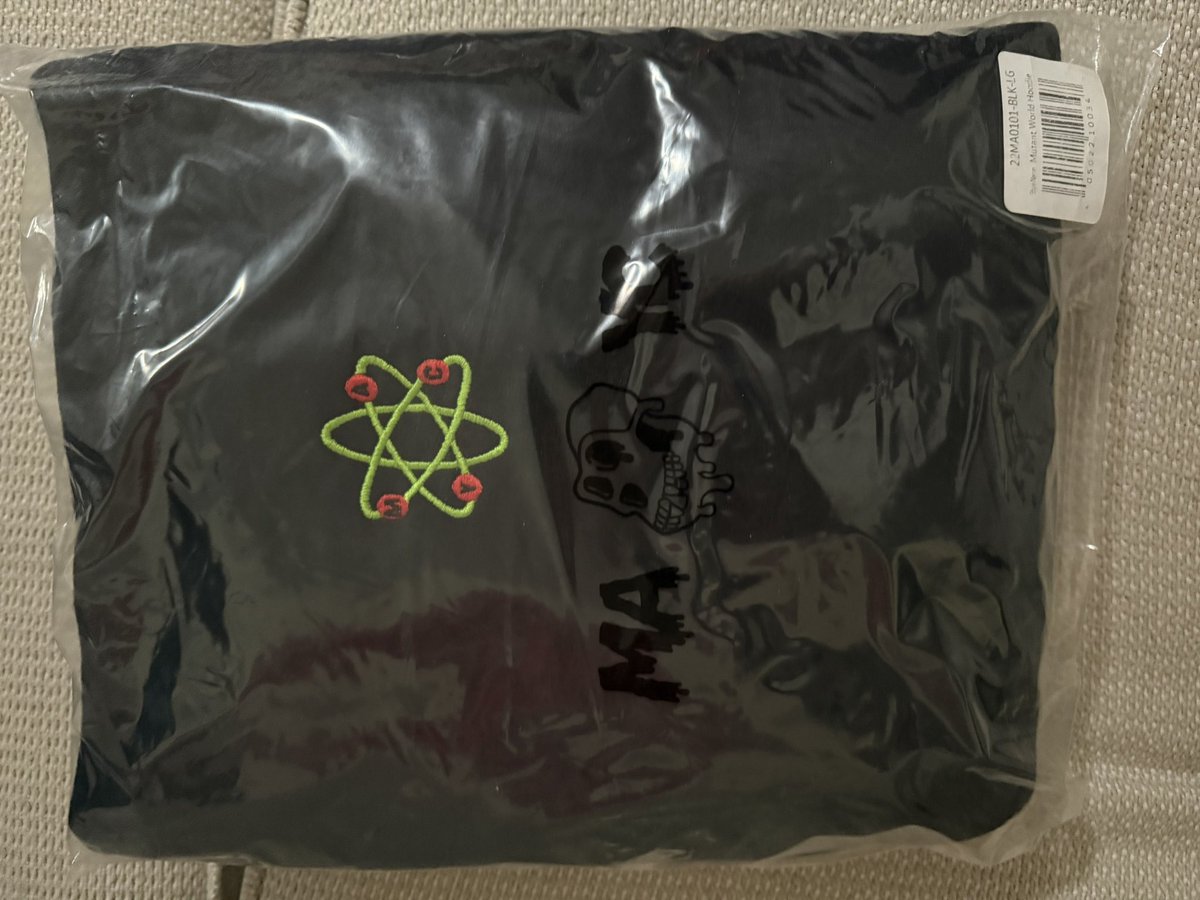 CjTrades24's tweet photo. Mutant Ape Yacht Club hoodie for sale 
Size - Large 
Never took out of wrap
$150 OBO 

If any @BoredApeYC members could repost would appreciate it ! https://t.co/7mJvOhsrFS