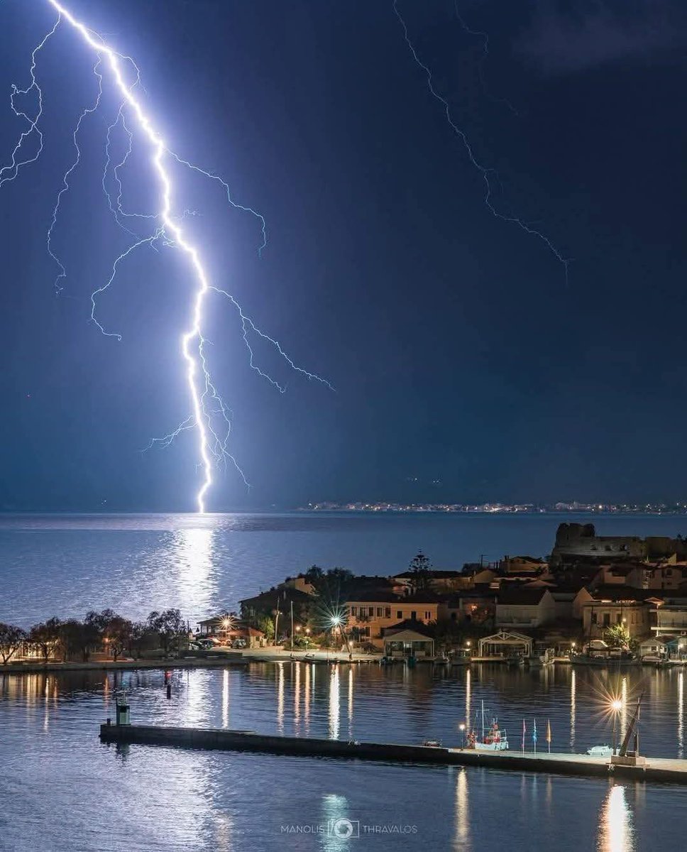 bessy_saxoni's tweet image. Καλό βράδυ!
Κεραυνός στο Πυθαγόρειο της Σαμου χθες τα ξημερώματα! 🇬🇷🩵🇬🇷
 Φωτό : Manolis Thravalos