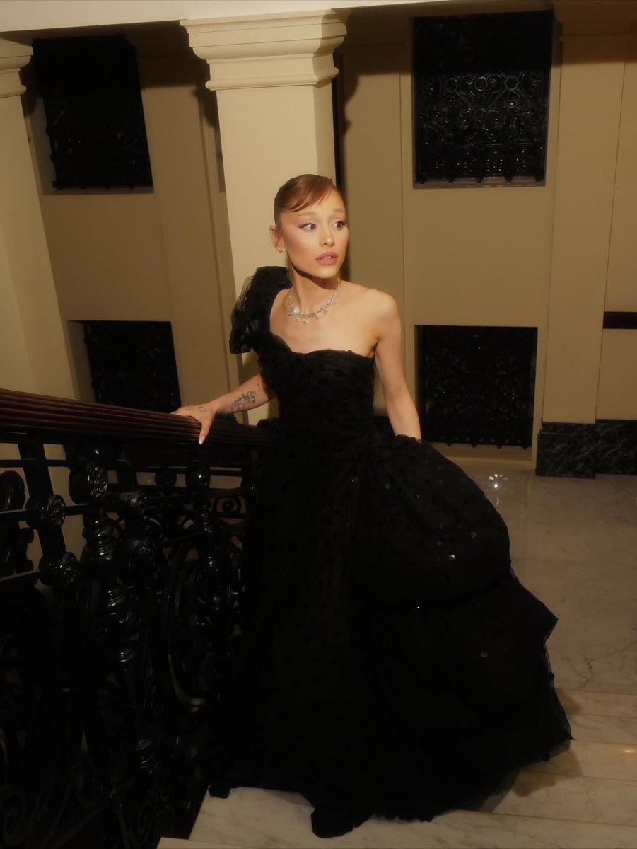 ArianaToday's tweet image. ariana grande for the ‘wicked: for good’ premiere in london ♡