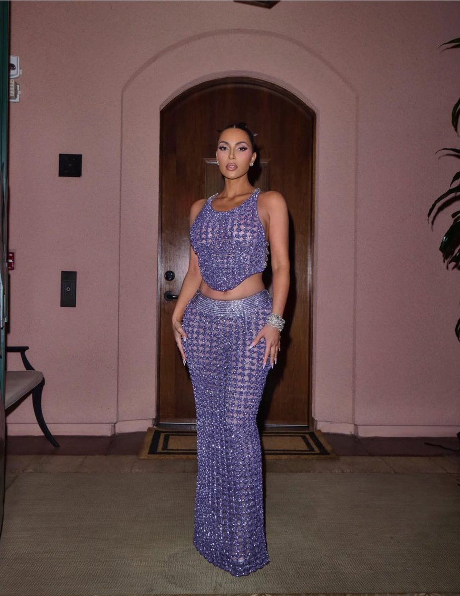 LegendaryLade's tweet image. Kim Kardashian has outdone herself with this one! The dress matching the theme! 🔥🖤