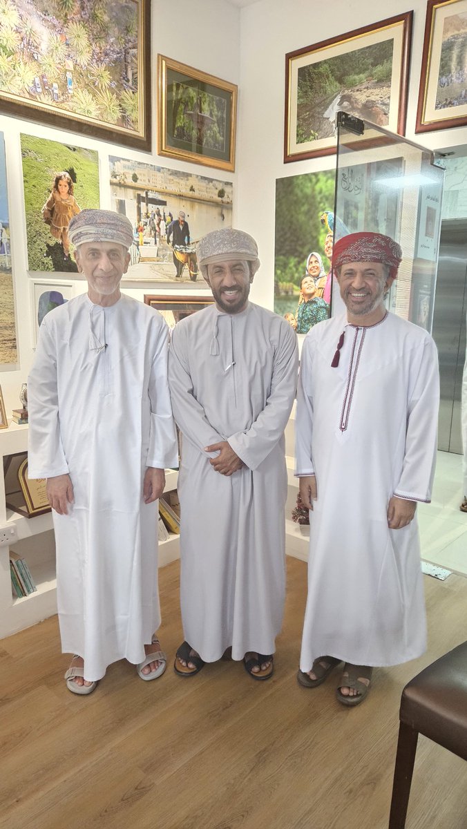 شكرا للصديق العزيز محمد الرحبي، على جهوده في  تنظيم أمسيات ثقافية دورية، في مقر"لبان" تتناول قضايا المشهد الثقافي، والصورة مساء اليوم، مع الفنان عبد الحكيم الصالحي، الذي قدم بحضور عدد من الكتاب والمسرحيين، تجربته في السوشل ميديا، "برايه"، التي تناولت قضايا"النقد الاجتماعي دراميا"